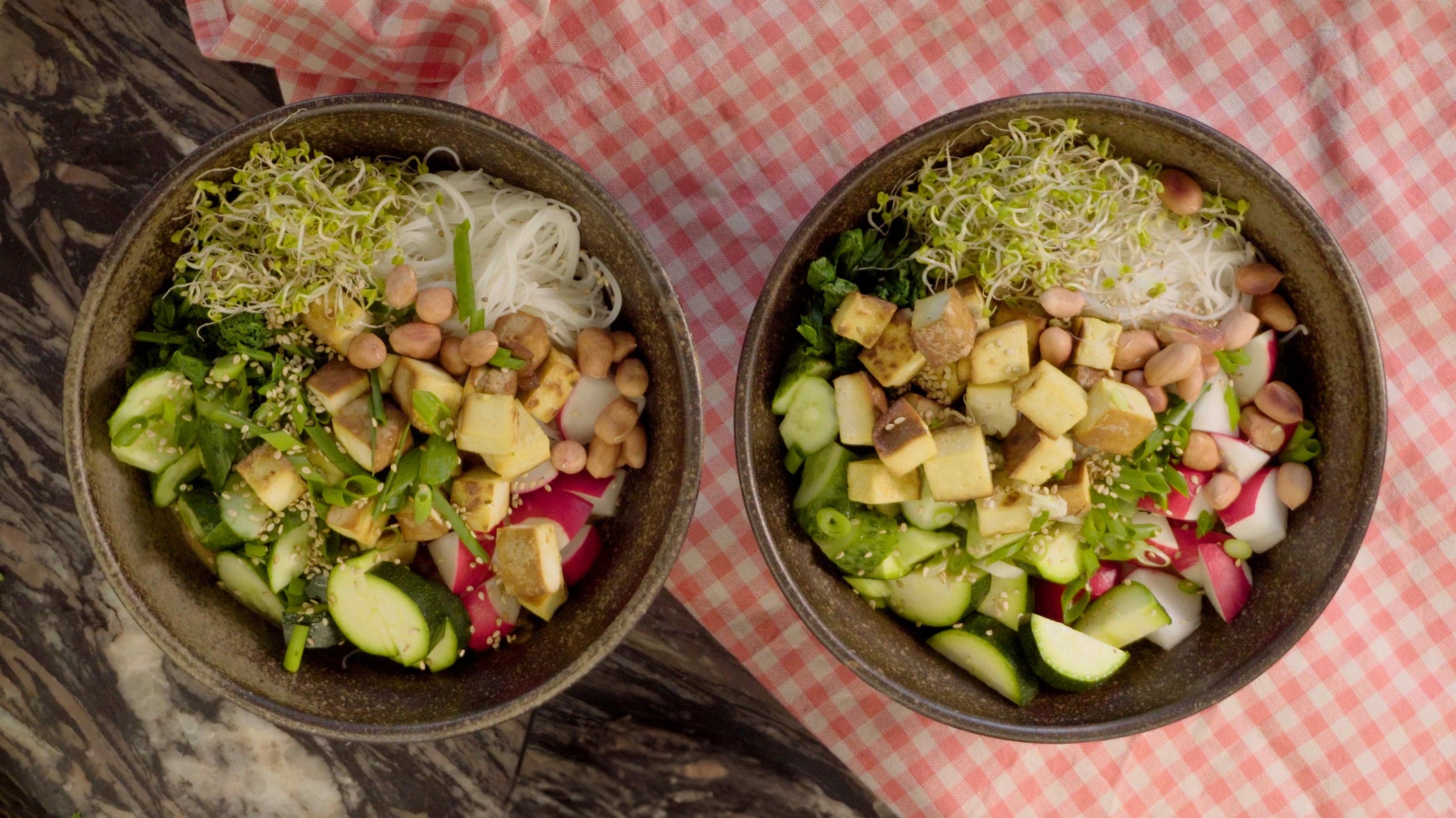 Azjatycki makaron z ogórkami małosolnymi