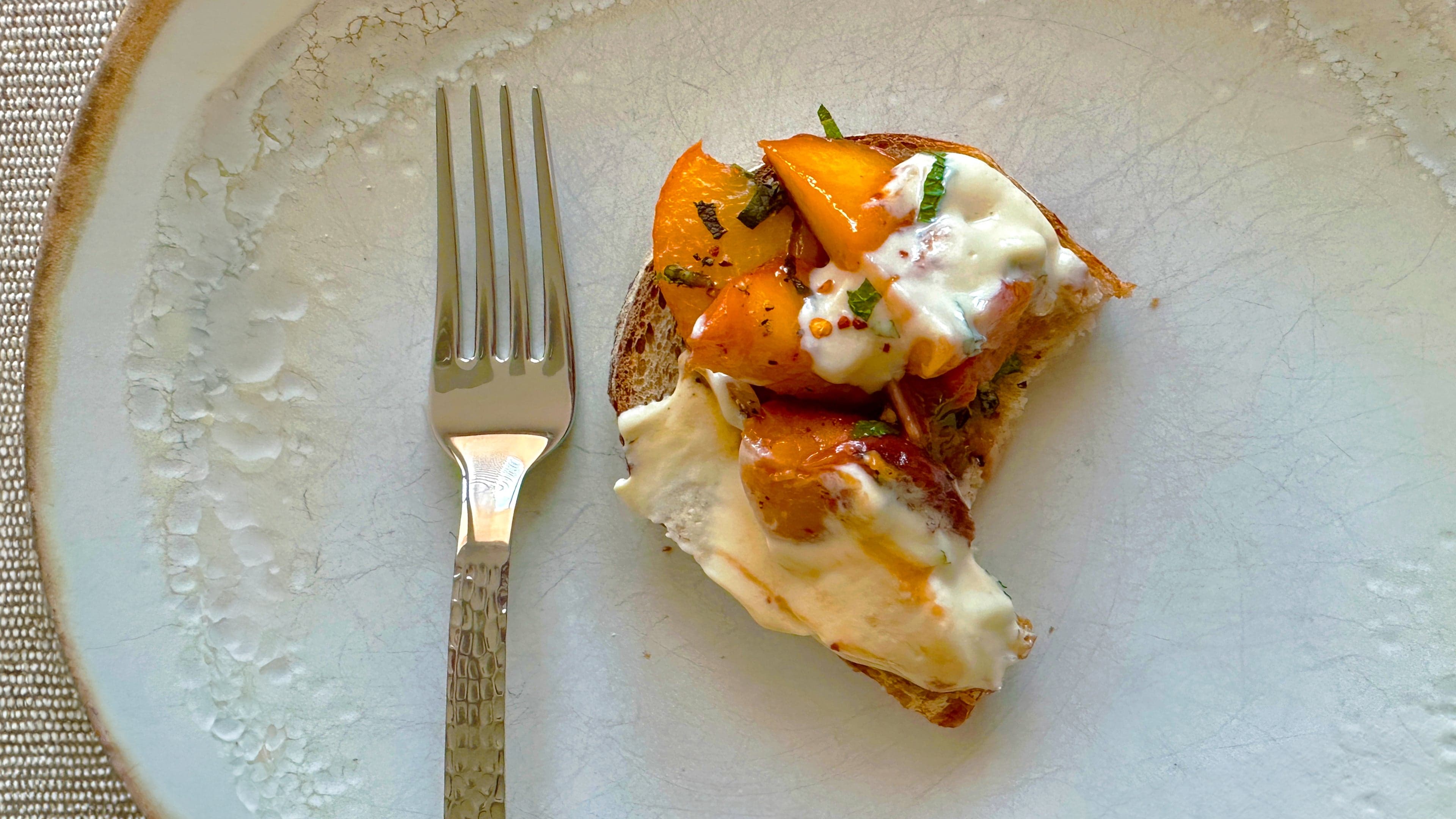 Doskonałe śniadanie ze smażonymi brzoskwiniami