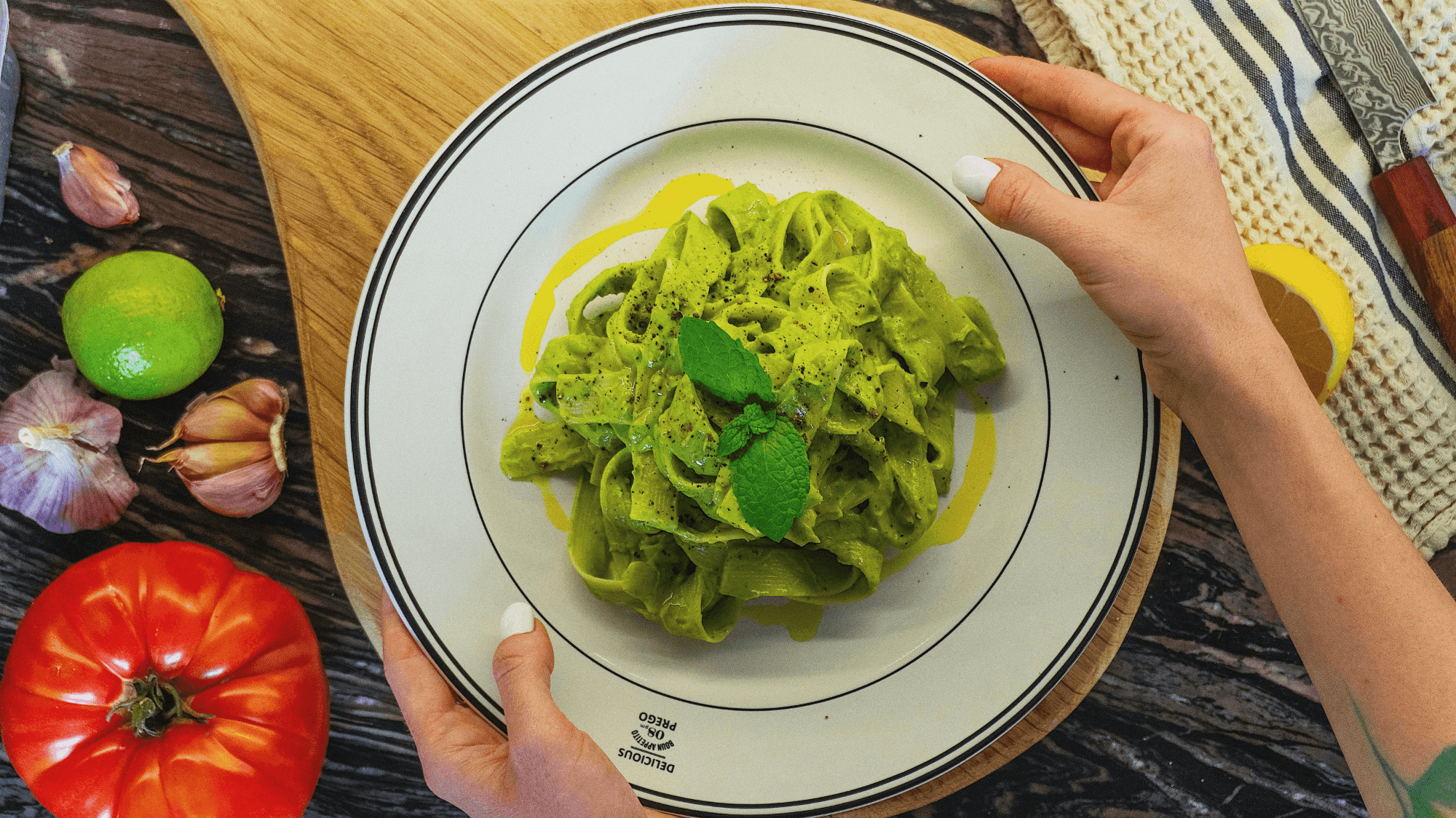 Makaron z sosem awokadowym